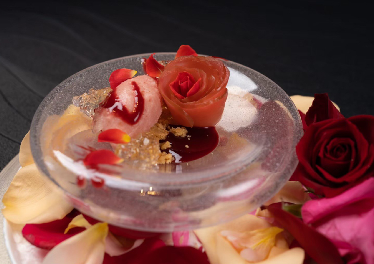 【デザート】季節のおもてなし　紅玉林檎のソルベ　林檎のコンポートを薔薇仕立てに