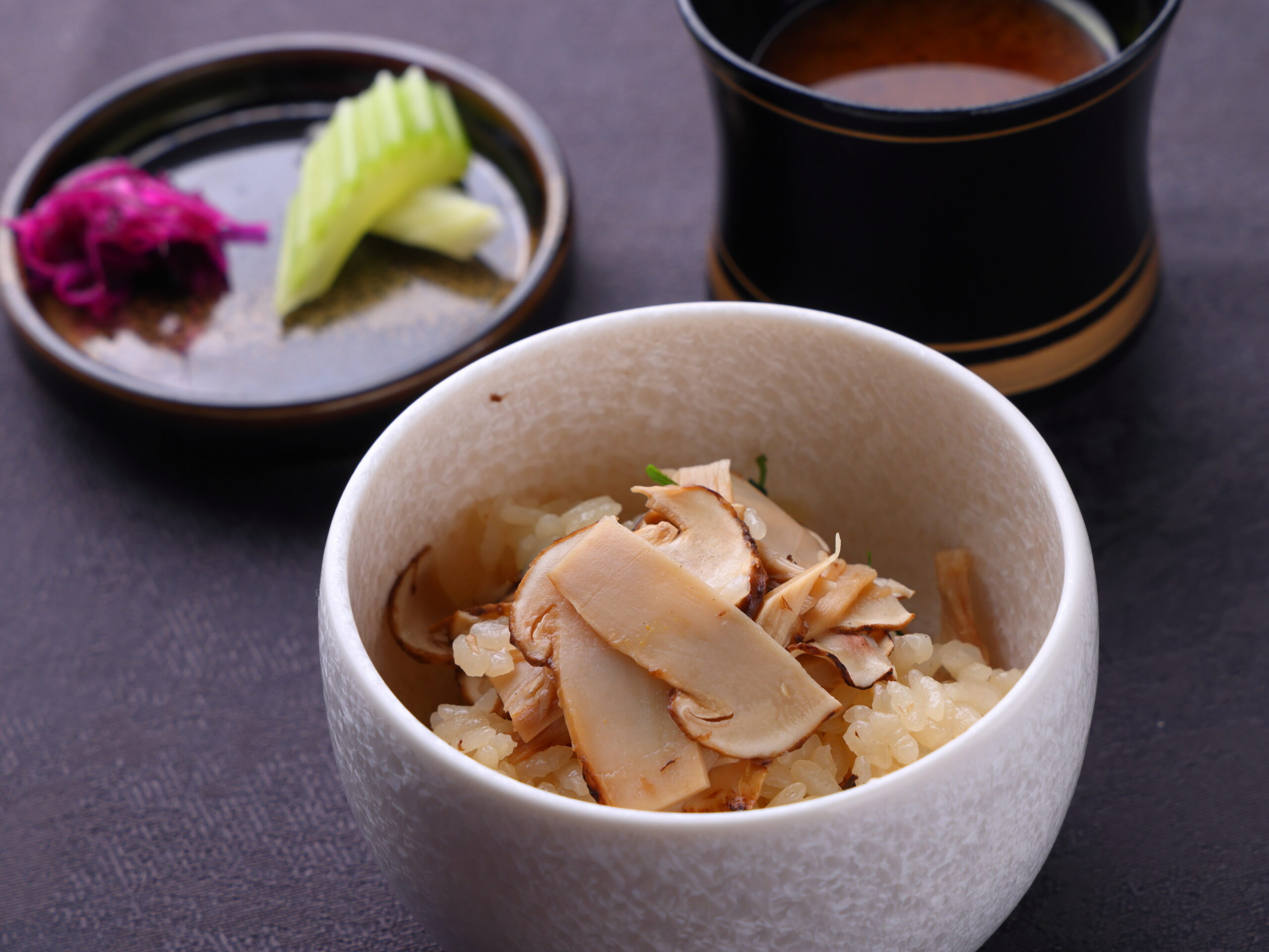 【お食事】季節の炊き込みご飯、香の物、お汁